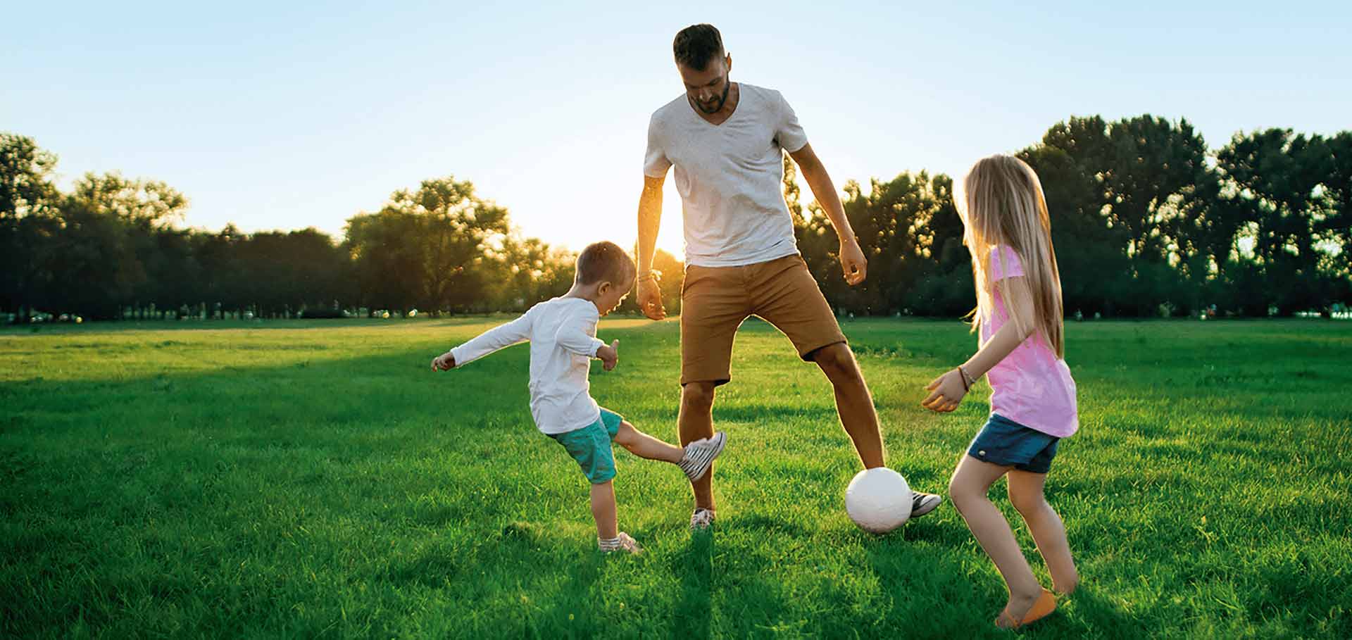 Con Banana Boat, vive momentos inolvidables bajo el sol en compañía de tus seres queridos, utilizando tu protector solar predilecto para el parque de juegos.