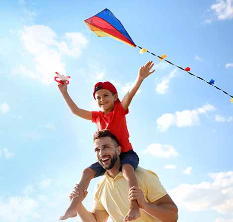 Comparte instantes llenos de felicidad bajo el sol con Banana Boat y tu familia, gracias al protector solar óptimo para tus diversiones al aire libre.